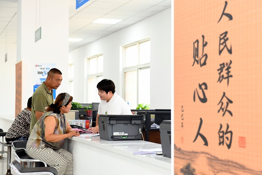 在山东省德州市夏津县香赵庄镇党建综合阵地,工作人员为群众办理低保业务(2026年7月5日摄)。夏津县创新搭建城区四级党群阵地,推动干部、人员、便民服务“三下沉”,全域建成步行十分钟可达、功能集成、上下联动的党群服务体系。新华社记者 郭绪雷