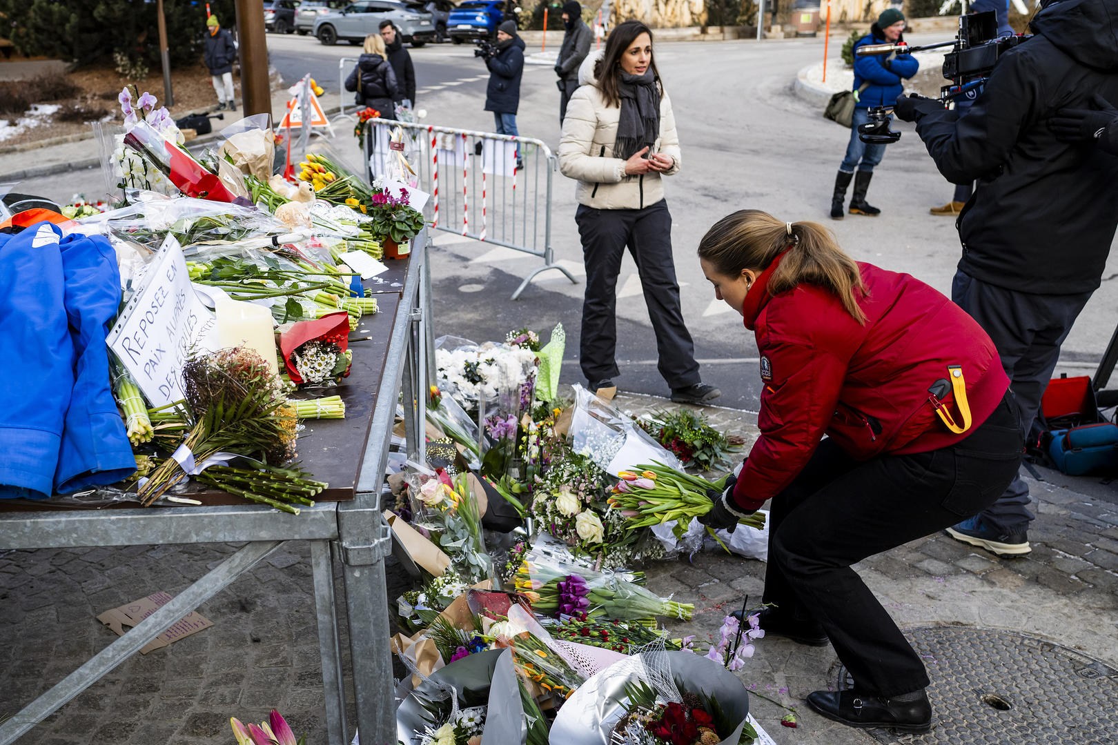 ▲一名女子在酒吧附近献花悼念遇难者 据视觉中国