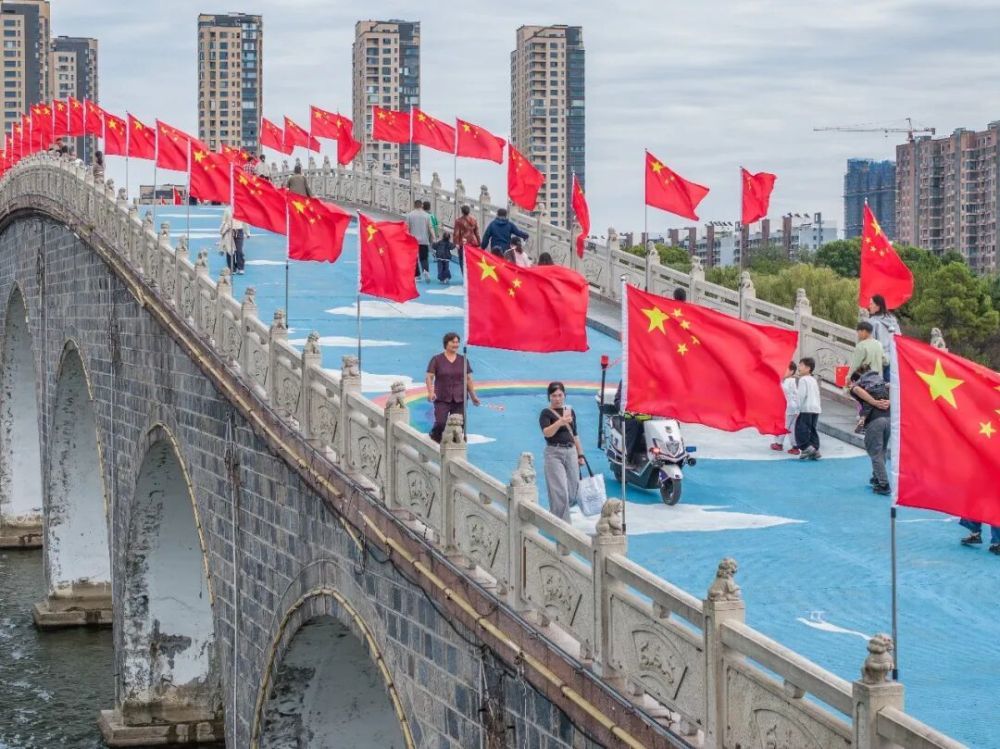 10月1日,市民在江苏省连云港市东海县西双湖国家湿地公园游玩(无人机照片)。新华社发(邵光明摄)