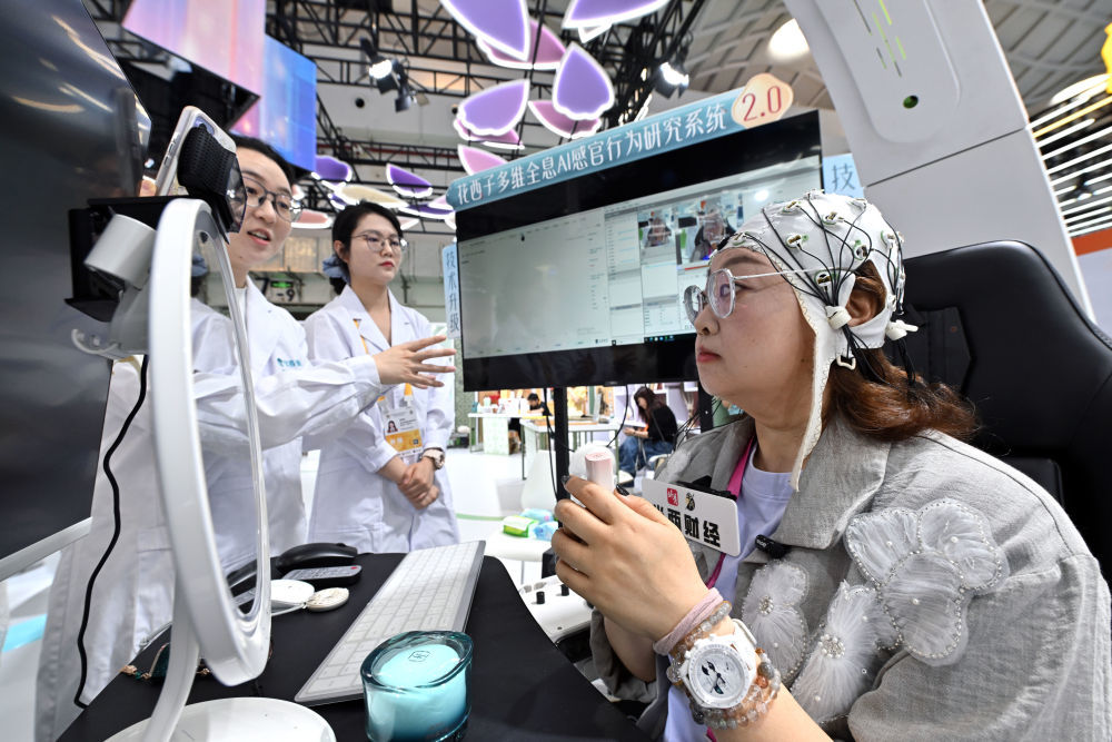 ↑ 4月14日，展商在消博会现场展示美妆多维全息AI感官行为研究系统。新华社记者 郭程 摄