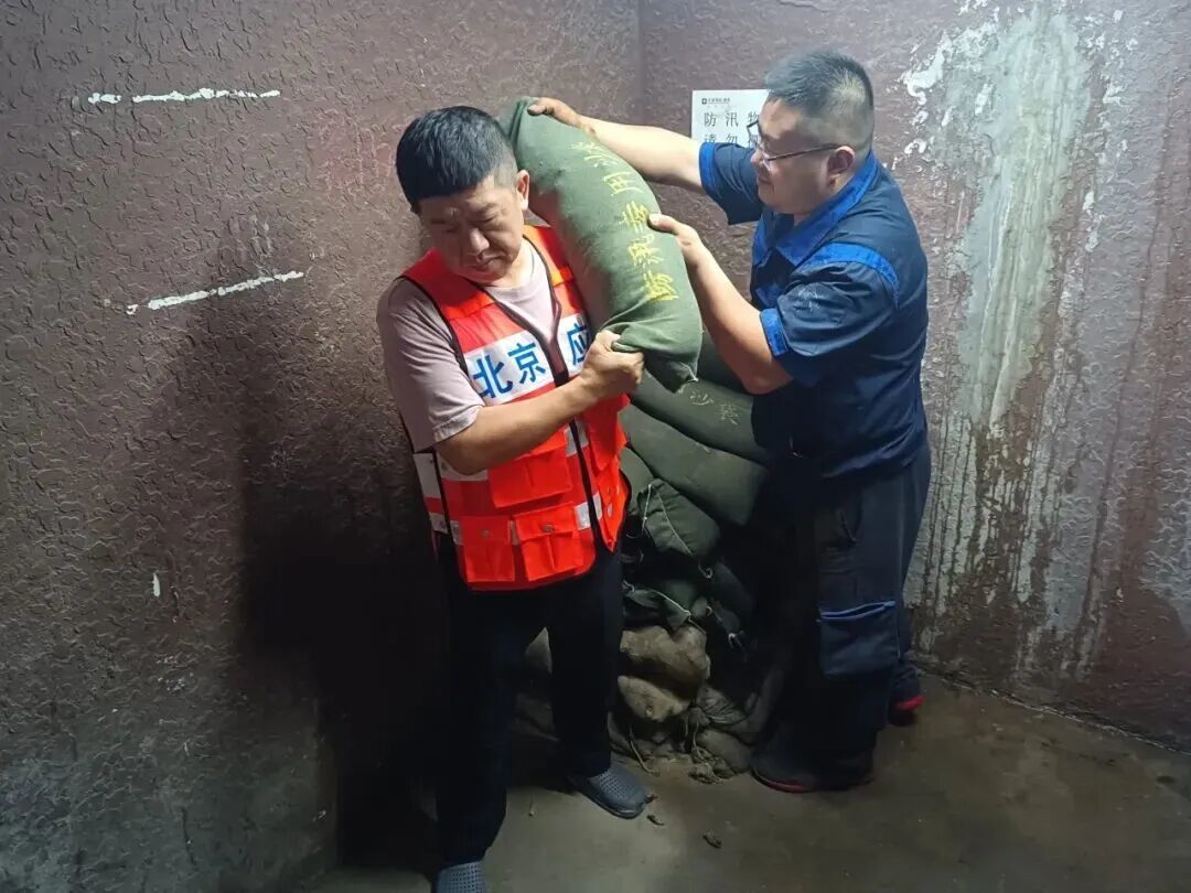 景阳东街第一社区 垒砌安全堤坝