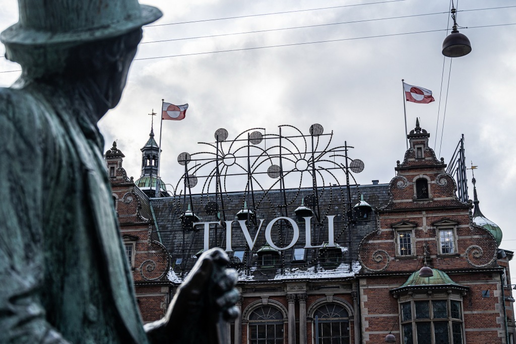 1月9日，丹麦哥本哈根，格陵兰岛旗在蒂沃利城堡的安徒生雕像前飘扬。