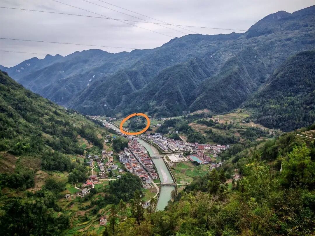 重庆巫溪土城镇,图中圆圈处是黑熊下山与王大爷遭遇的地方。摄影 李兴罡