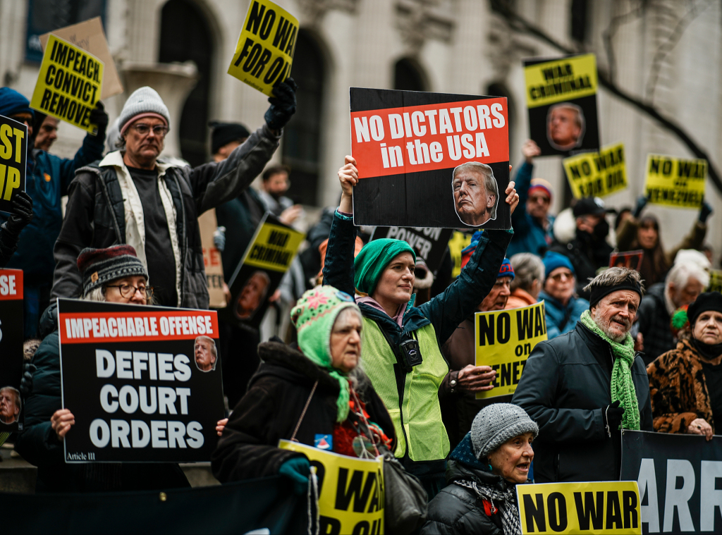 地时间2026年1月6日,美国纽约,民众抗议美国对委内瑞拉的政治干预。视觉中国 图