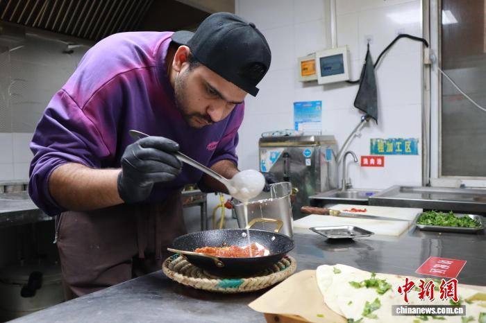 3月20日,巴基斯坦青年王力正在制作咖喱酱。 李一璠 摄