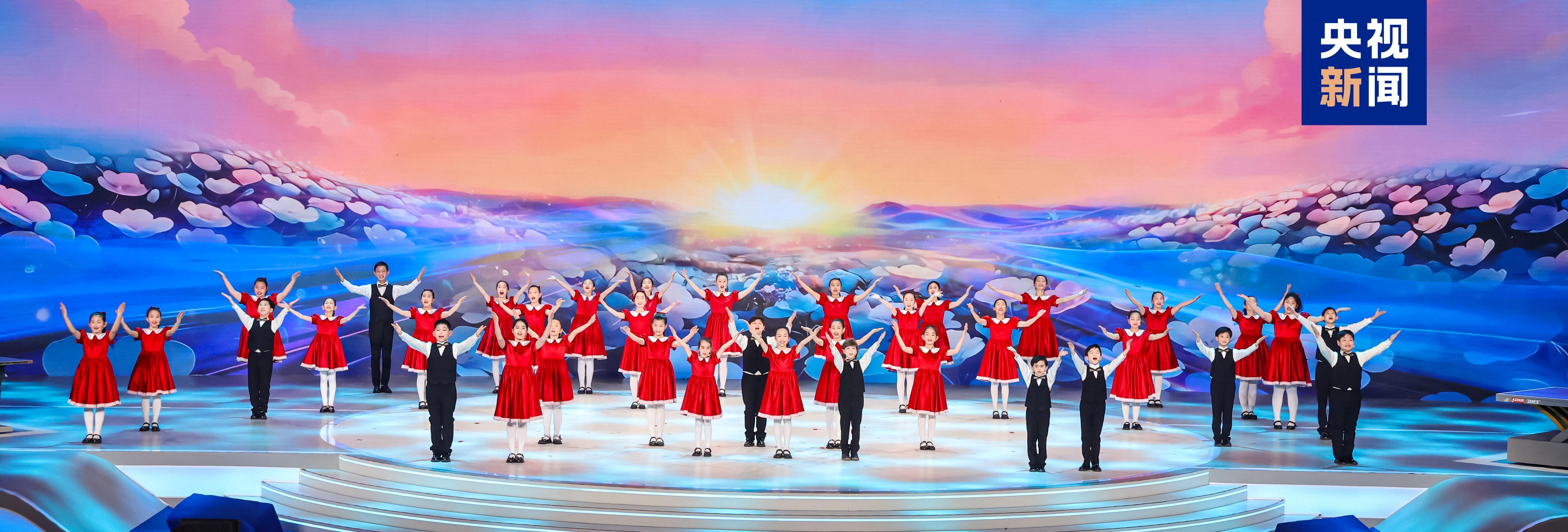 △中美“乒乓外交”55周年纪念大会上，中美青少年合唱歌曲《银球飞舞花盛开》。