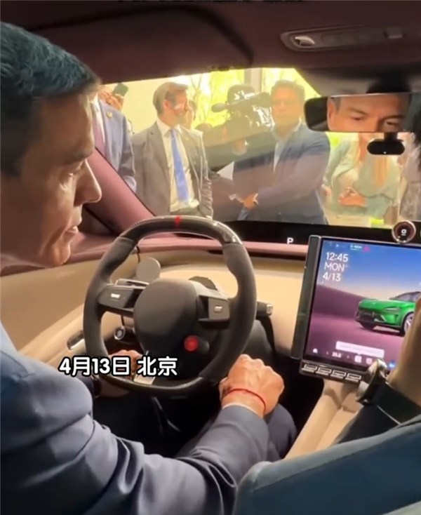 西班牙首相桑切斯访华参观小米科技园 雷军亲自接待 现场体验YU7