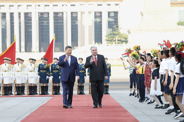 5月12日下午，国家主席习近平在北京人民大会堂同来华进行国事访问的塔吉克斯坦总统拉赫蒙举行会谈。这是会谈前，习近平在人民大会堂东门外广场为拉赫蒙举行欢迎仪式。新华社记者 黄敬文 摄