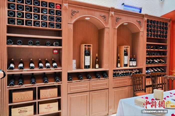 浙江温州，园博会法国巴黎馆内展示的红酒。瑞安市融媒体中心供图