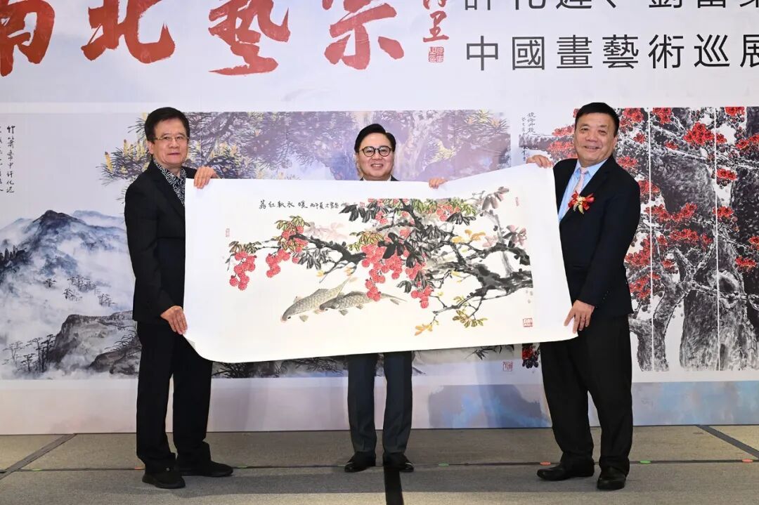 廣東省美術家協會副主席、賞心堂(澳門)書畫會會長劉富業博士 、北京竹簫齋書畫院院長許化遲,向金沙中國有限公司致送《荔紅秋水暖》作品,並請金沙中國有限公司行政副主席王英偉博士代表接收