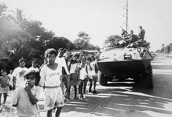 1989年12月29日,美国入侵巴拿马期间,海军陆战队占领巴拿马城西部的维卡蒙特。 视觉中国
