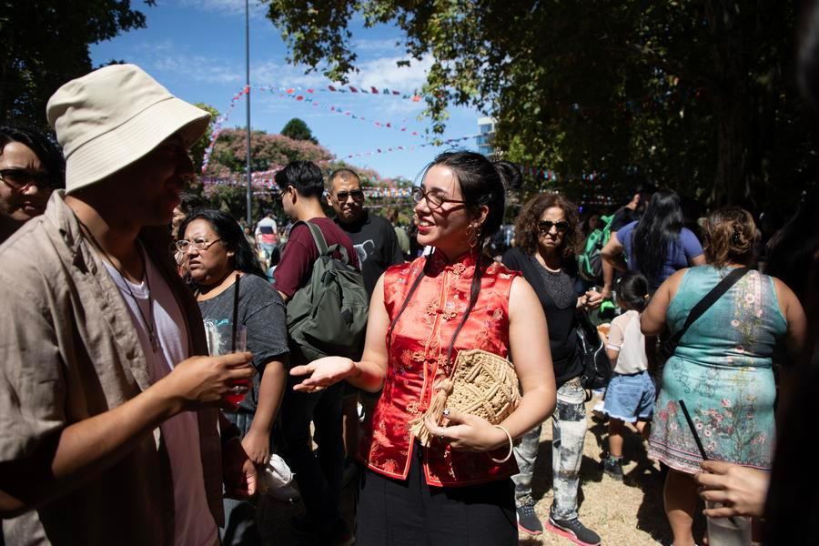 2月8日，米拉格罗斯&middot;阿尔德雷特（中）在布宜诺斯艾利斯举行的中国新年庆祝活动上与朋友交谈。新华社发（马丁&middot;萨巴拉摄）