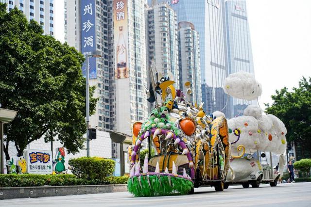 （由艺术家一元打造的“狂荒之地”艺术装置在正佳北广场免费开放。）