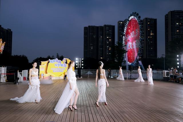 在公园里举办的盐步内衣时尚秀。