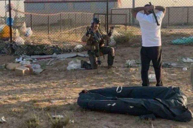 (一名美军飞行员遭到科威特当地民众的警惕)