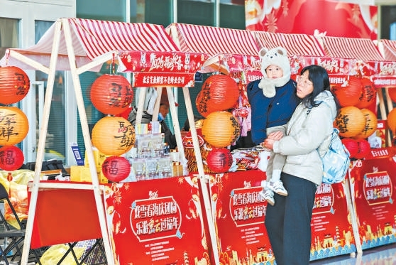 北京朝阳站举办的非遗市集吸引旅客。 本报记者 邓伟 摄