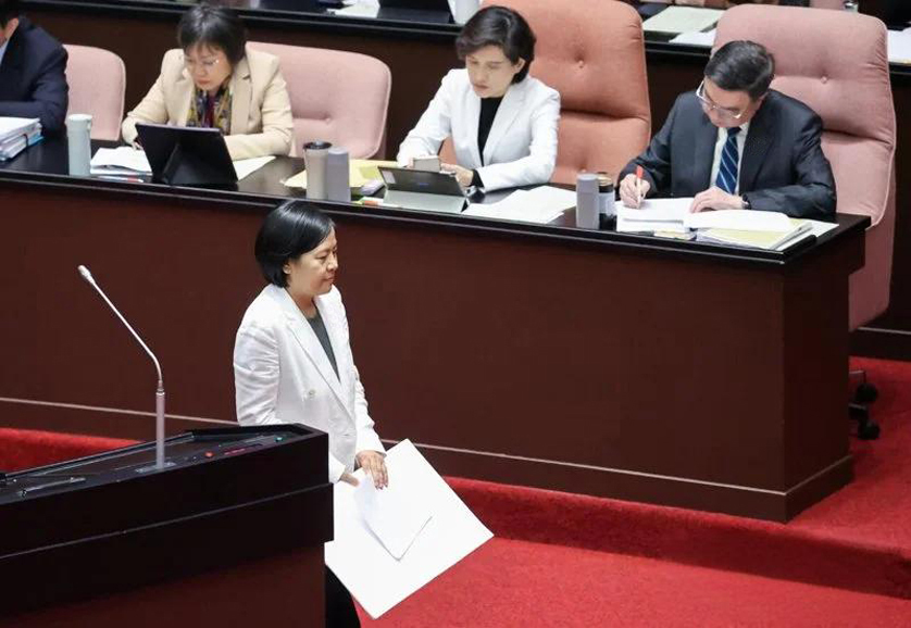 图注：李贞秀上台发言时，卓荣泰、郑丽君、刘世芳等高官齐有益不予接待。