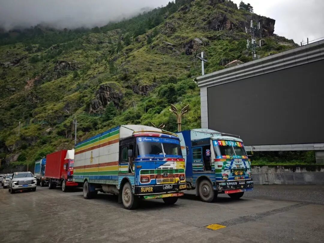 吉隆口岸附近,总有色彩鲜艳的跨境货车穿行在山谷间。