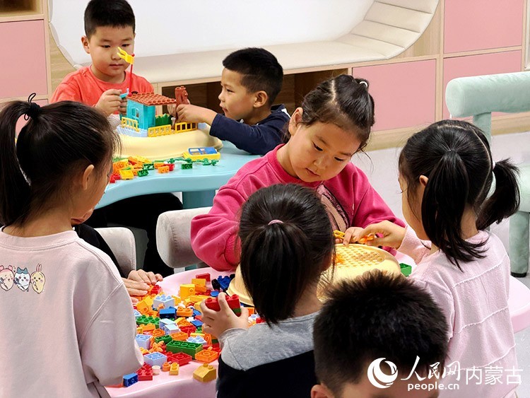 孩子们在满世尚都C区邻里中心内的儿童游乐区玩耍嬉戏。人民网记者 孟佳澍摄