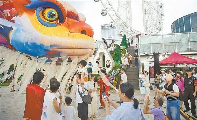 奇妙夜市集上，“飞天鳌鱼”惊喜现身。（海上世界 供图）