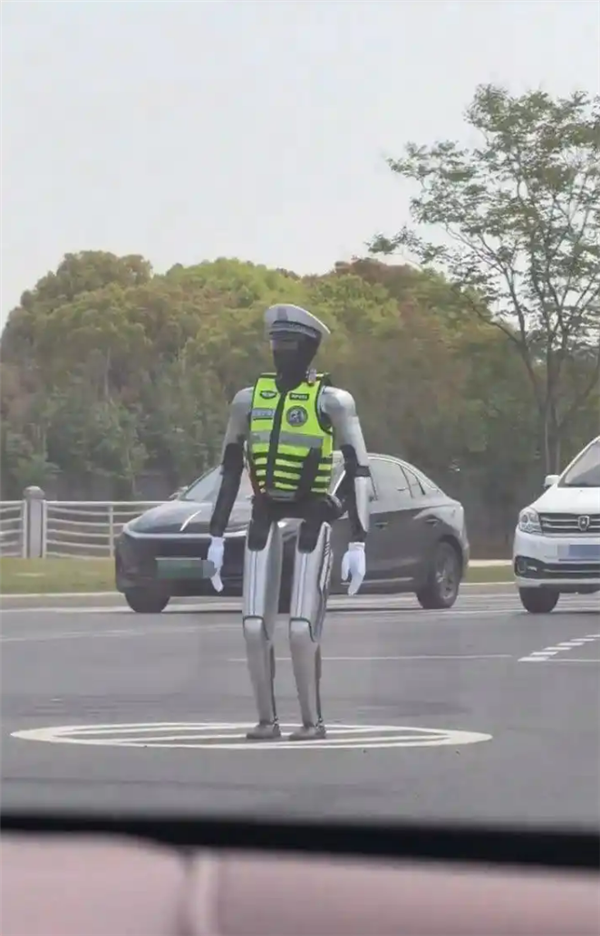 起猛了！街头看到机器人交警在指挥交通 多方回应