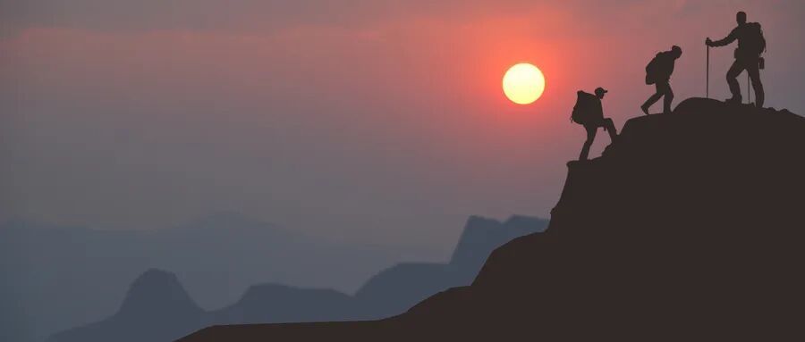 摄图网_500611613_wx_夕阳下爬山爱好者成功爬上山的顶峰（企业商用）.jpg