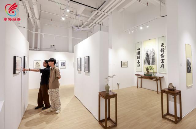 本次展览将传统书画装裱方式跨界运用于摄影作品