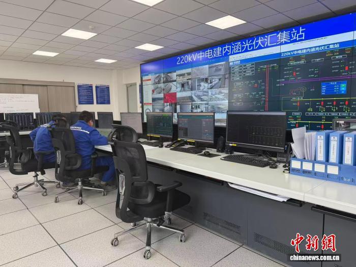 图为中电建25万千瓦光伏治沙示范区内涵光伏汇集站。张家伟 摄