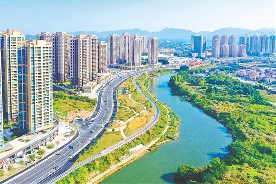 岸绿景美,台山市全面推动幸福河湖建设。
