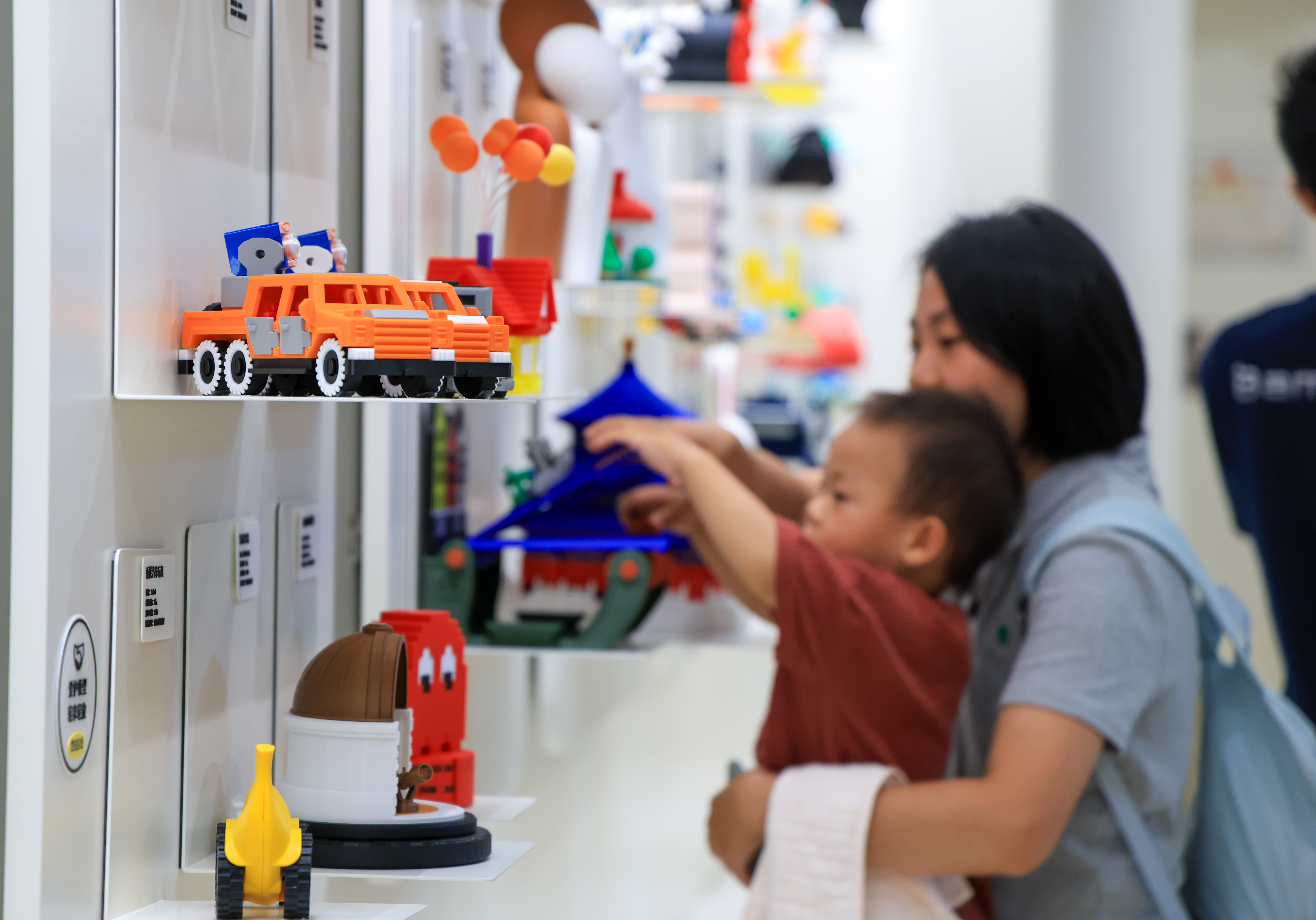 Bambu Lab Shenzhen flagship store draws crowds as consumer 3D printing sales surge during China's 618 festival