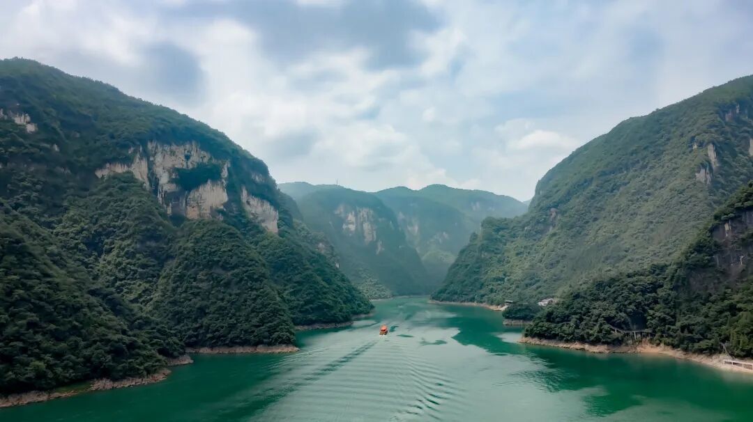 摄图网_701556610_banner_湖北宜昌青山河流云雾间行驶小船自然风景（企业商用） (1).jpg