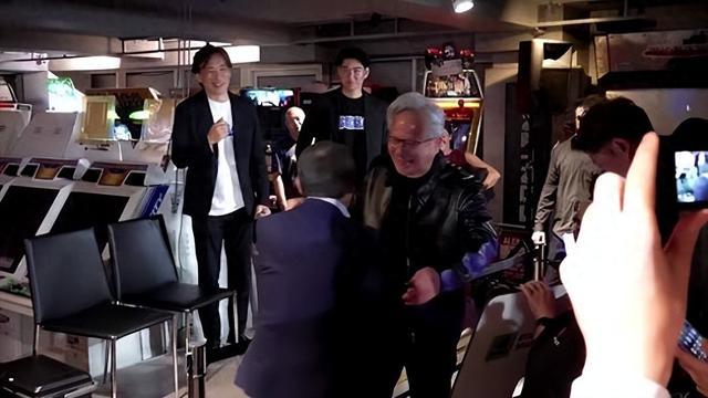 黄仁勋去日本拥抱老恩人，转头骗走 24 亿：不买我显卡你们不爱国！