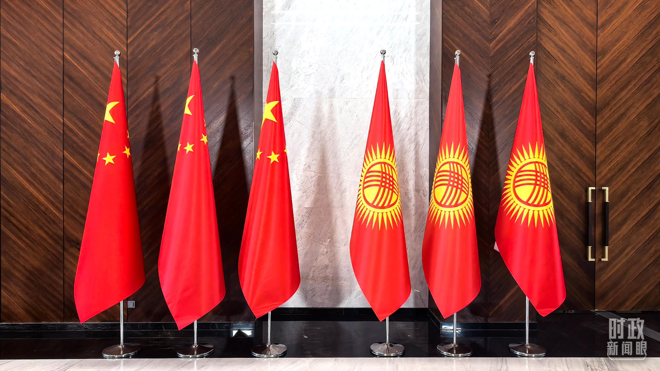 △两国元首合影现场。(总台央视记者杨波拍摄)