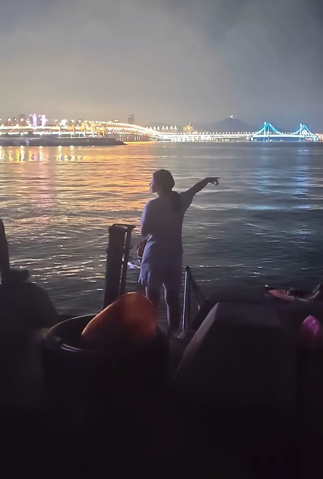 两小孩在海里游泳被救下划桨板小伙:已经冲很远了叫了3遍才跟我走(图1)