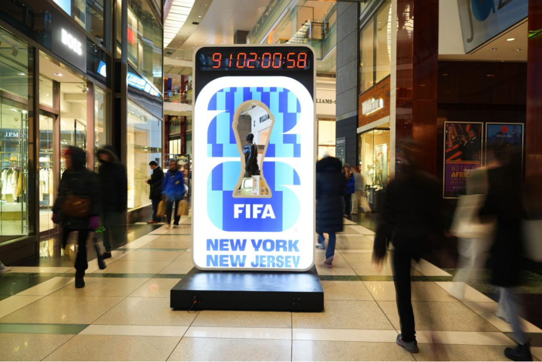 美国纽约曼哈顿一商业中心的世界杯倒计时牌 图/中新图片 中新社记者 廖攀摄