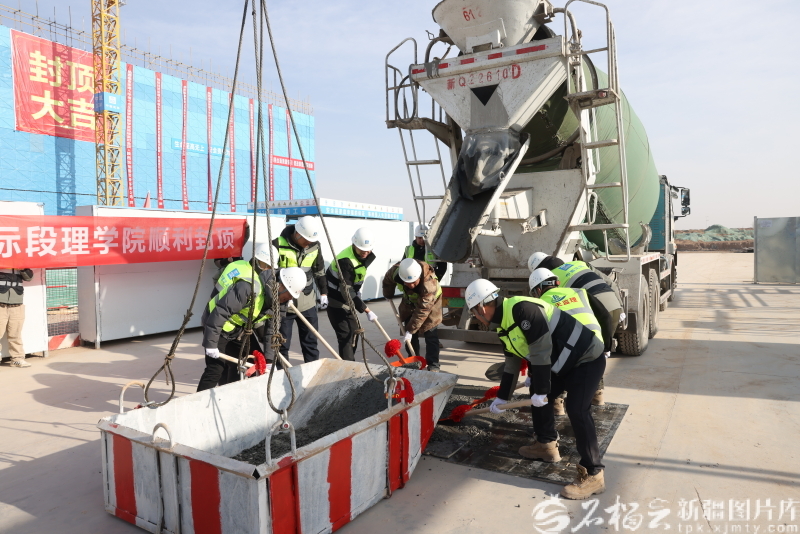 新疆大学喀什校区公共实验楼和学生宿舍楼等建设项目施工现场。余思民摄