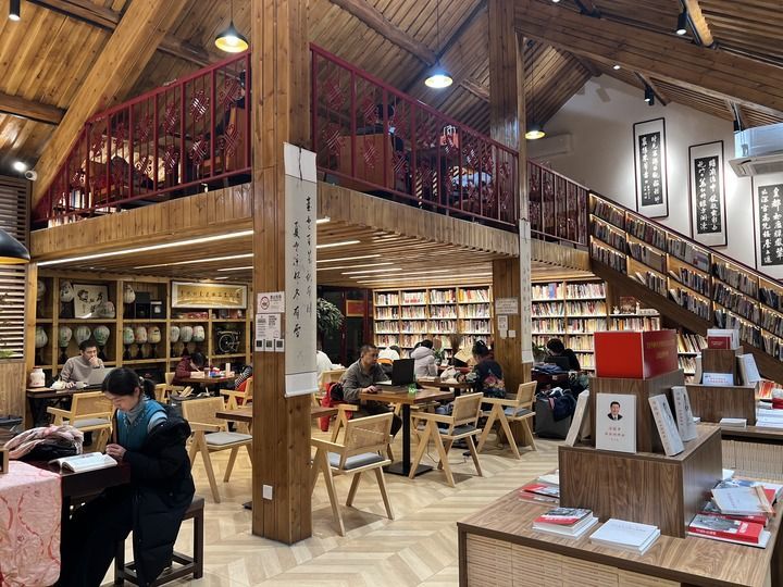 2月3日23时，宣南书店（法源寺店）里正在阅读、学习和工作的顾客。新华每日电讯记者宋依黛 摄