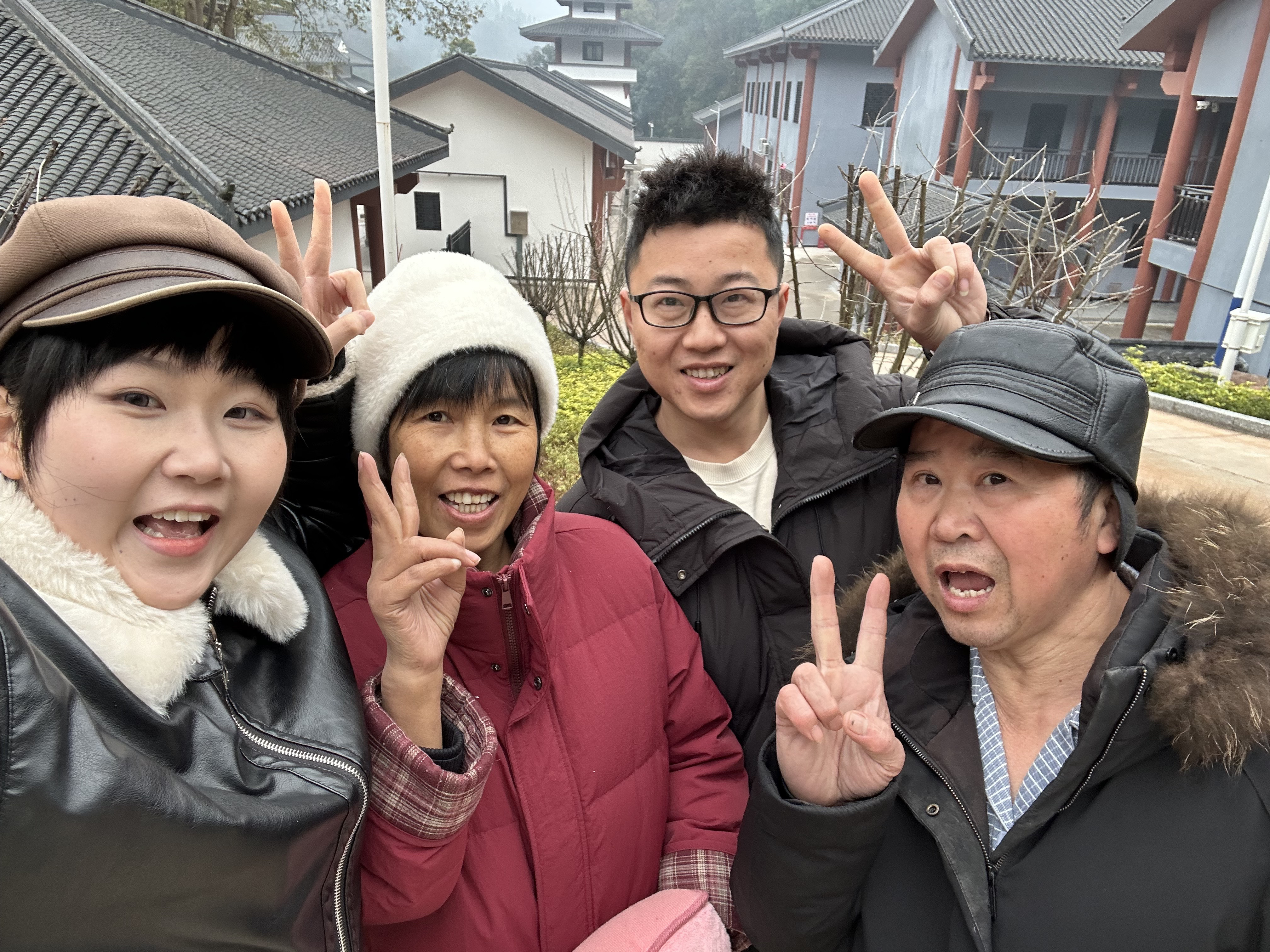 刘巧和家人在一起。