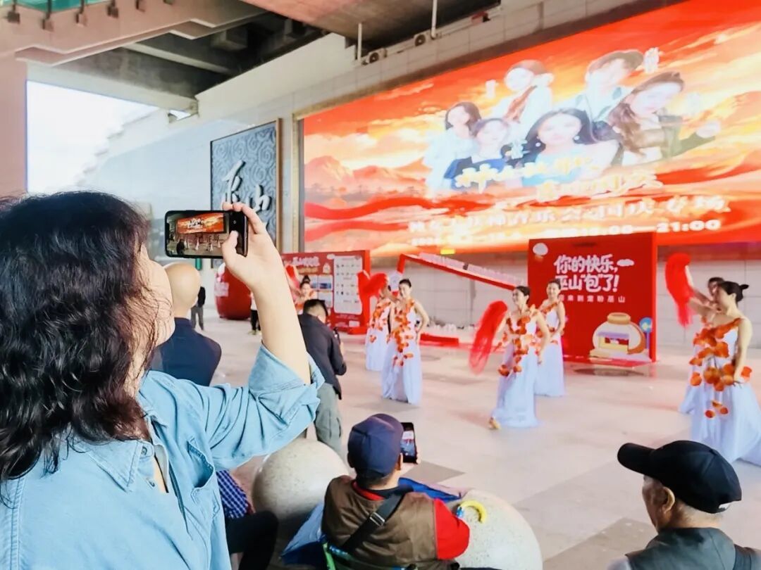 不少旅客驻足观看,纷纷拿出手机进行记录.JPG