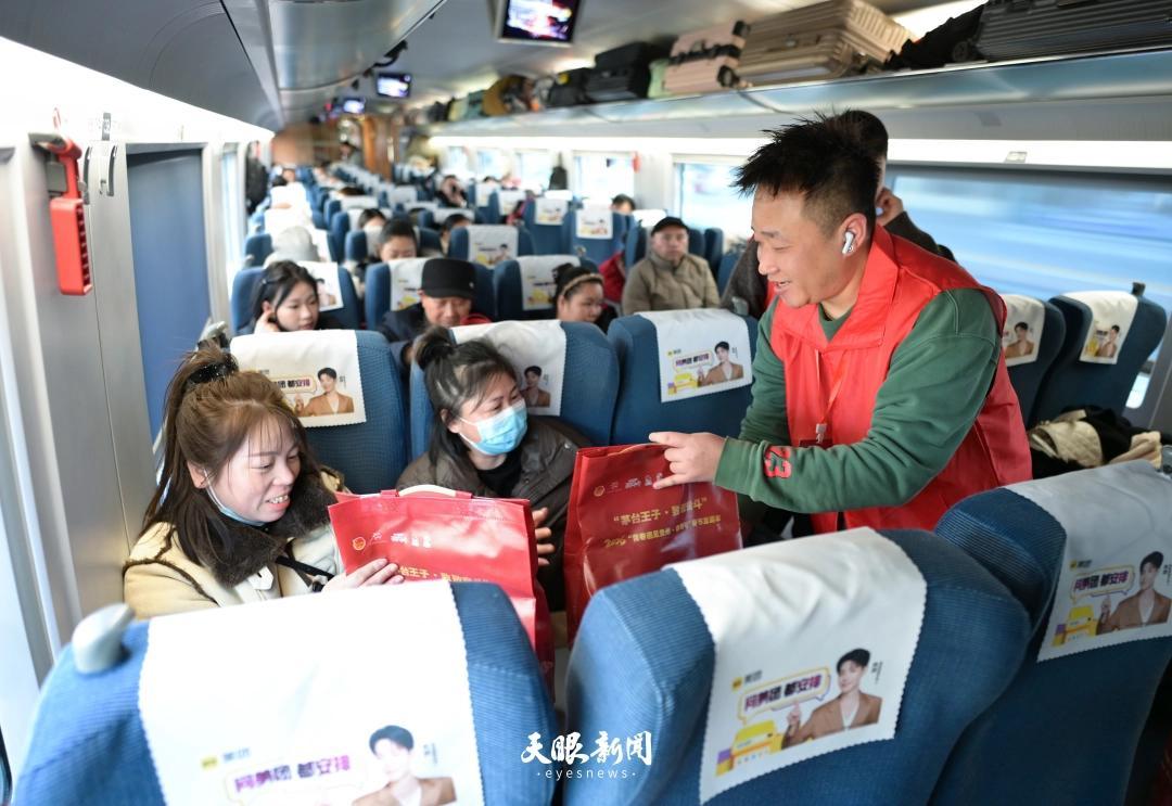 2月9日，随车志愿服务者为返乡乘客送上春节礼包。.JPG