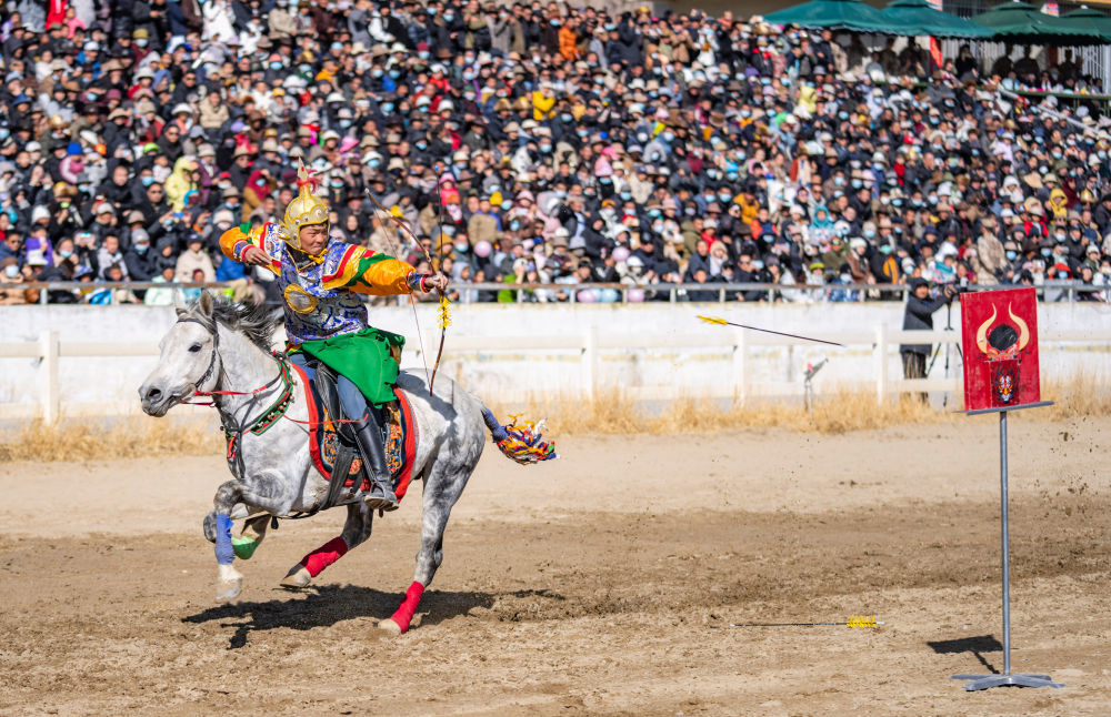在拉萨赛马场,骑手表演马上射箭。 新华社记者 孙非 摄
