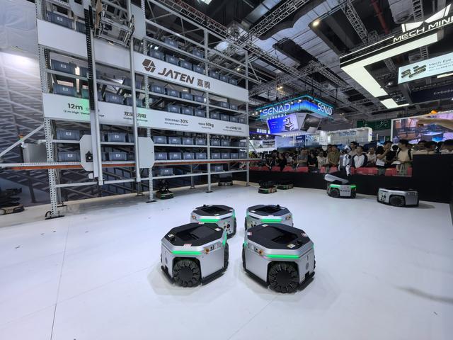 第26届中国国际工业博览会上嘉腾机器人展示具身智能底盘