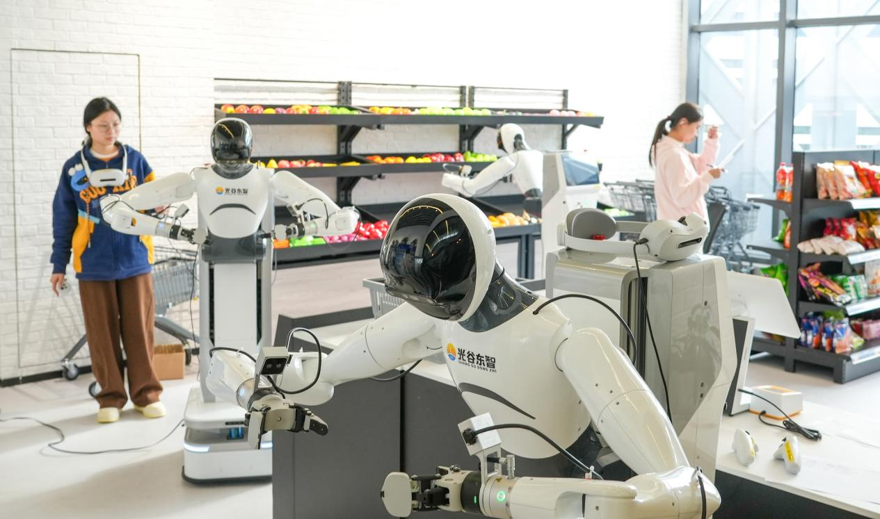 人形机器人在超市零售场景下进行训练（央广网记者 邓子依 摄）