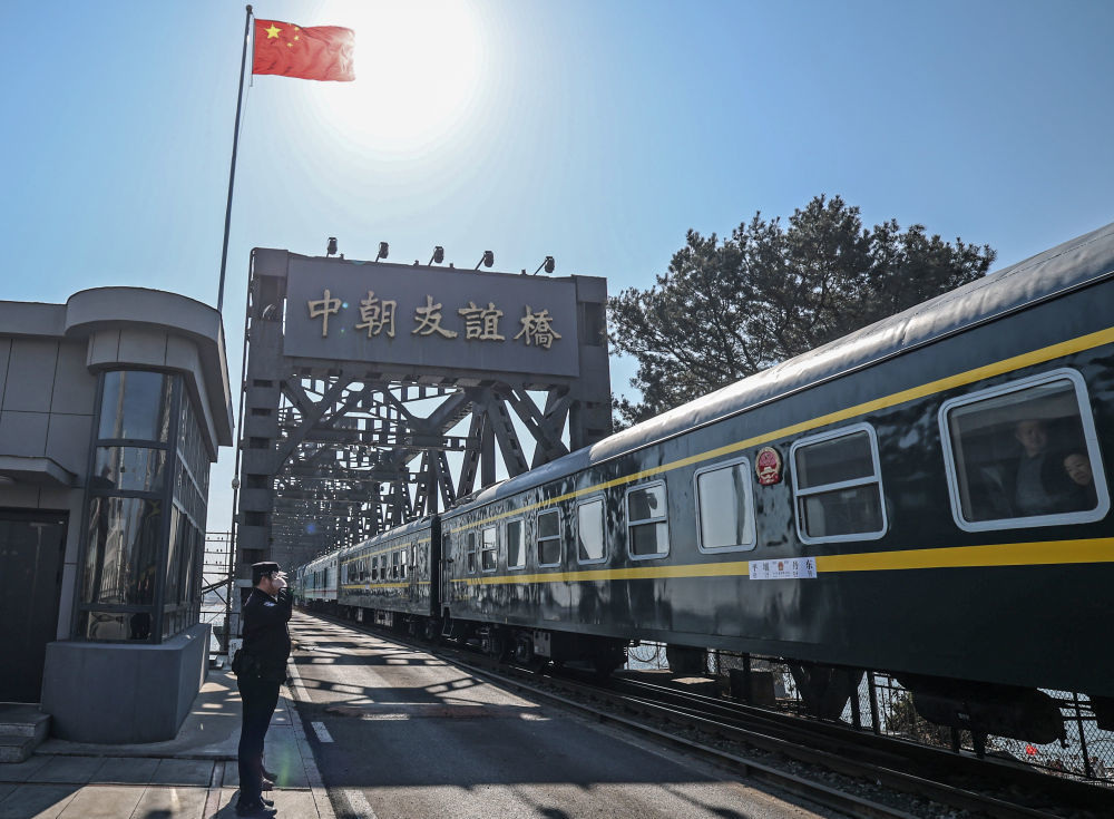 2026年3月12日，辽宁丹东至朝鲜平壤的95次列车通过中朝友谊桥。新华社记者潘昱龙摄