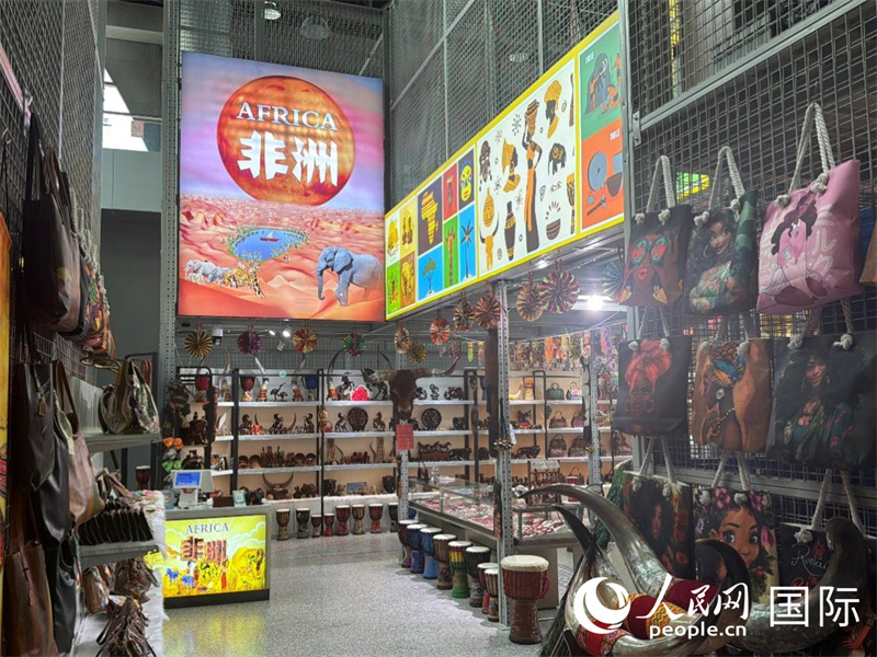 乌鲁木齐保税展示交易中心内销售的非洲商品。人民网 柯明可摄