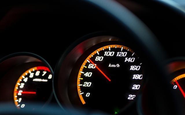 跑高速的期间：踩到120再滑行100，反复操作，的确会更省油吗-有驾