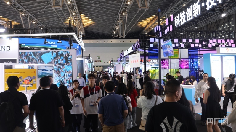 第十二届中国（上海）国际技术进出口交易会现场人头攒动，行业交流对接氛围热烈（央广网记者 何智康 摄）
