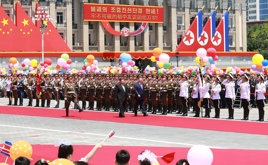 当地时间6月8日中午，朝鲜劳动党总书记、国务委员长金正恩在平壤金日成广场为中共中央总书记、国家主席习近平举行盛大欢迎仪式。这是习近平在金正恩陪同下，检阅朝鲜人民军三军仪仗队。
