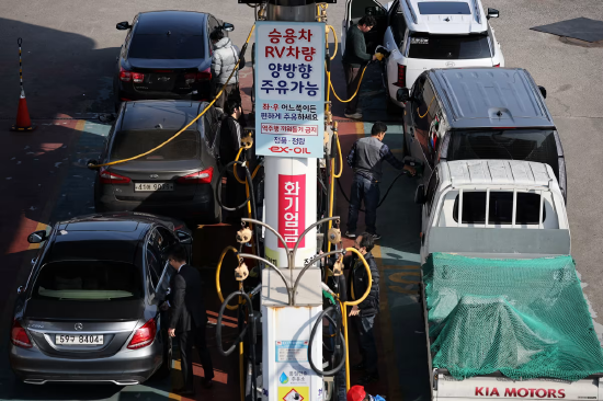 韩国首尔,民众在加油站为汽车加油