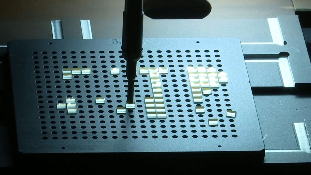 这是江西蓝晶光电科技有限公司的生产加工场景。新华社发